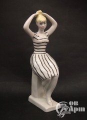 Скульптура "Сидящая девушка" ("Прическа")